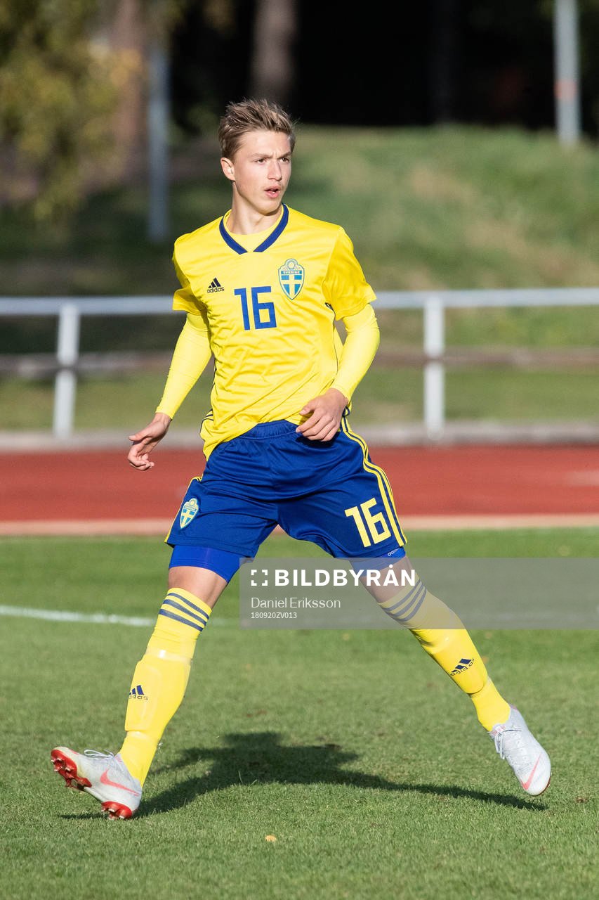 Sveriges Edwin Andersson  i landskampen i fotboll mellan