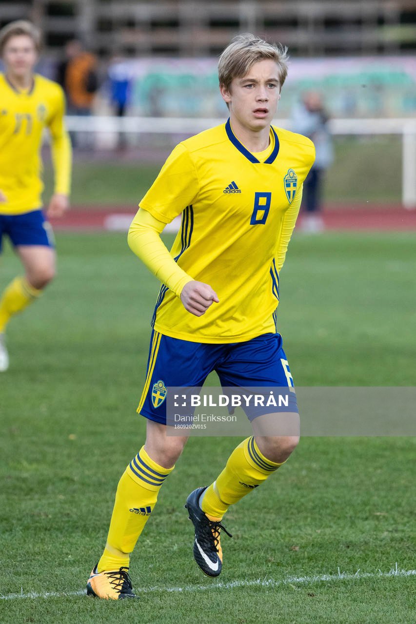 Sveriges Nils Wallenberg  i landskampen i fotboll mellan
