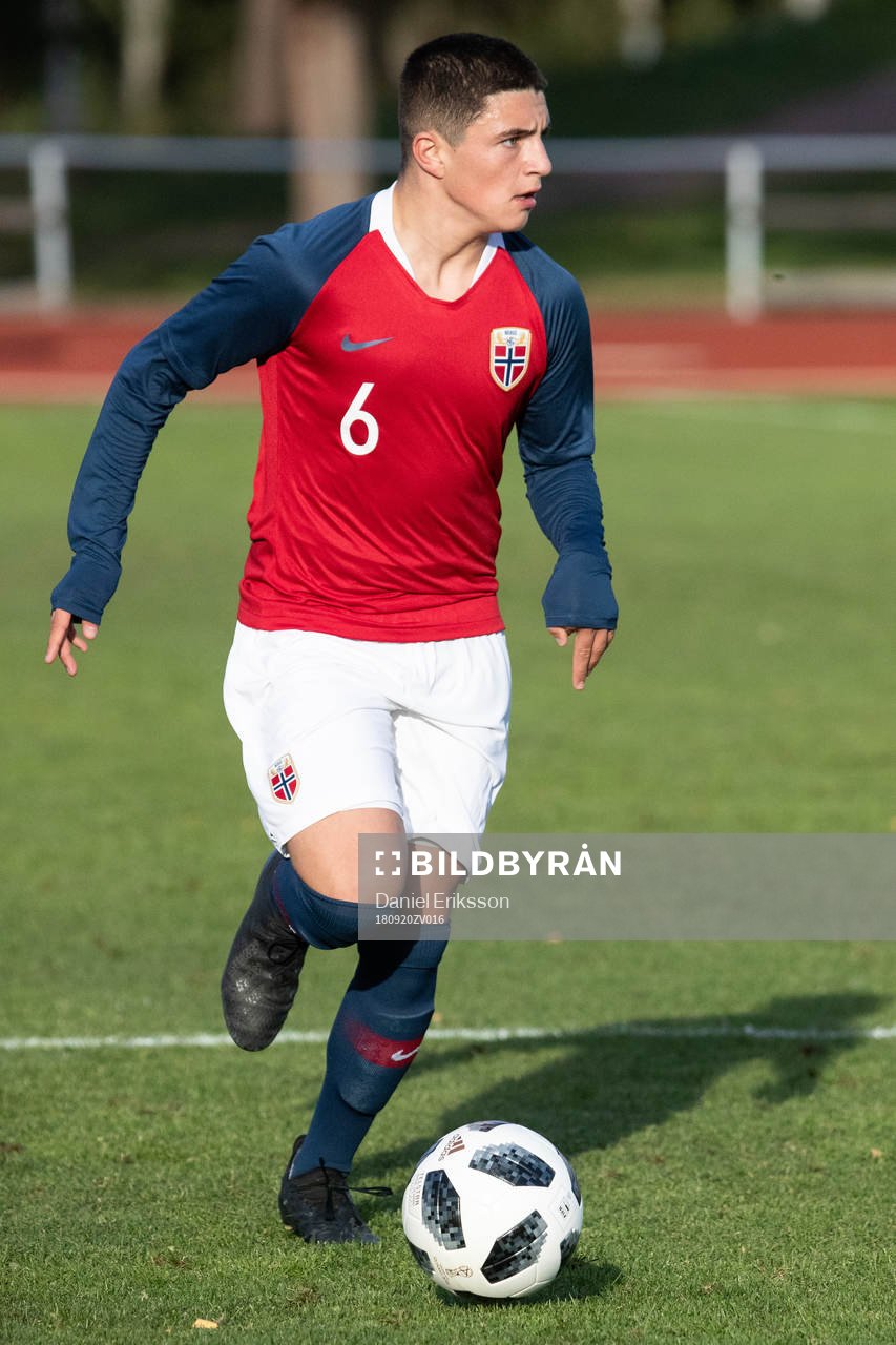 Norges Christof Zafeiris  i landskampen i fotboll mellan
