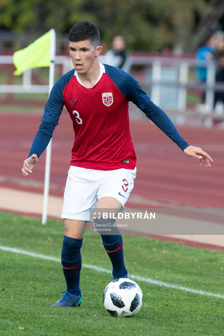 Norges Endre Handegard Bergsaker i landskampen i fotboll