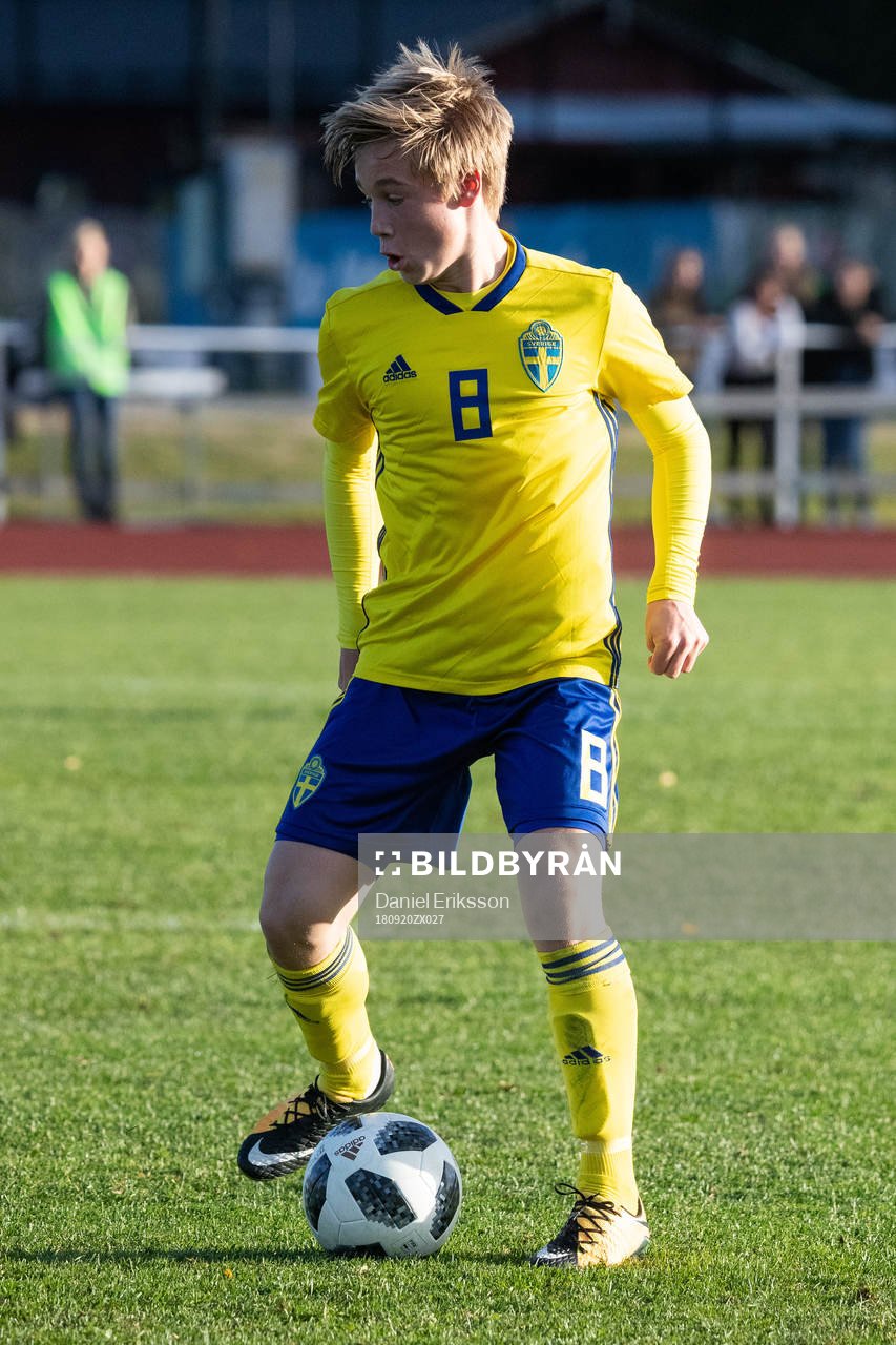 Sveriges Nils Wallenberg i landskampen i fotboll mellan