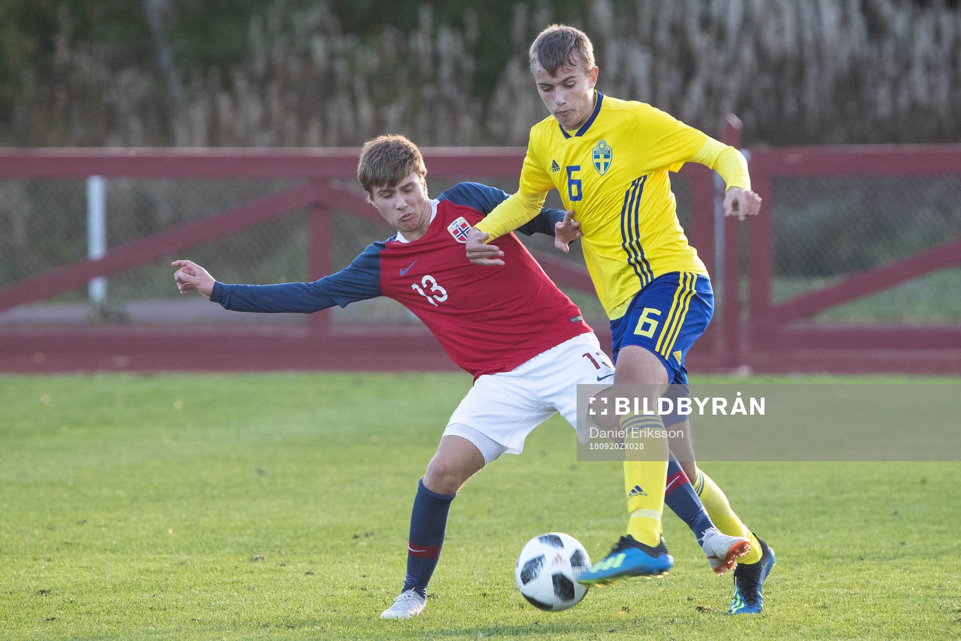 Norges Uranik Seferi och Sveriges Jesper Tolinsson i landskampen i fotboll mellan Sverige och Norge den 20 september 2018 i Mora.