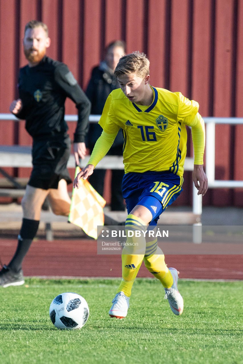 Sveriges Edwin Andersson i landskampen i fotboll mellan