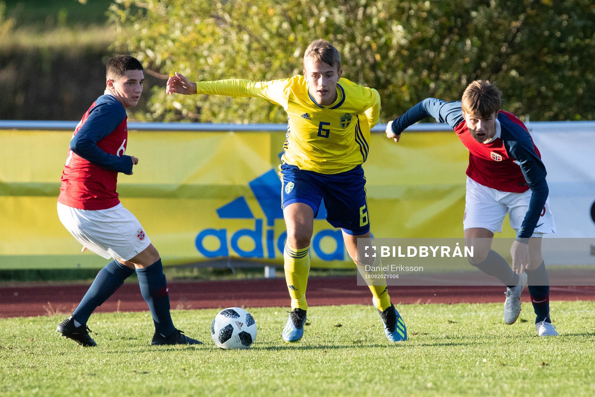 Sveriges Jesper Tolinsson  i landskampen i fotboll mellan