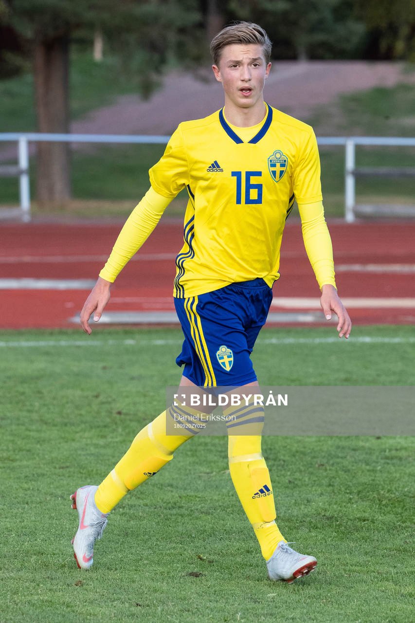 Sveriges Edwin Andersson i landskampen i fotboll mellan