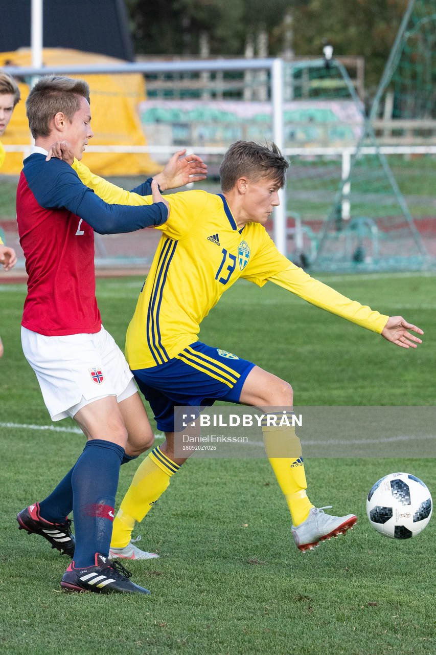 Sveriges Adam Hellqvist i landskampen i fotboll mellan