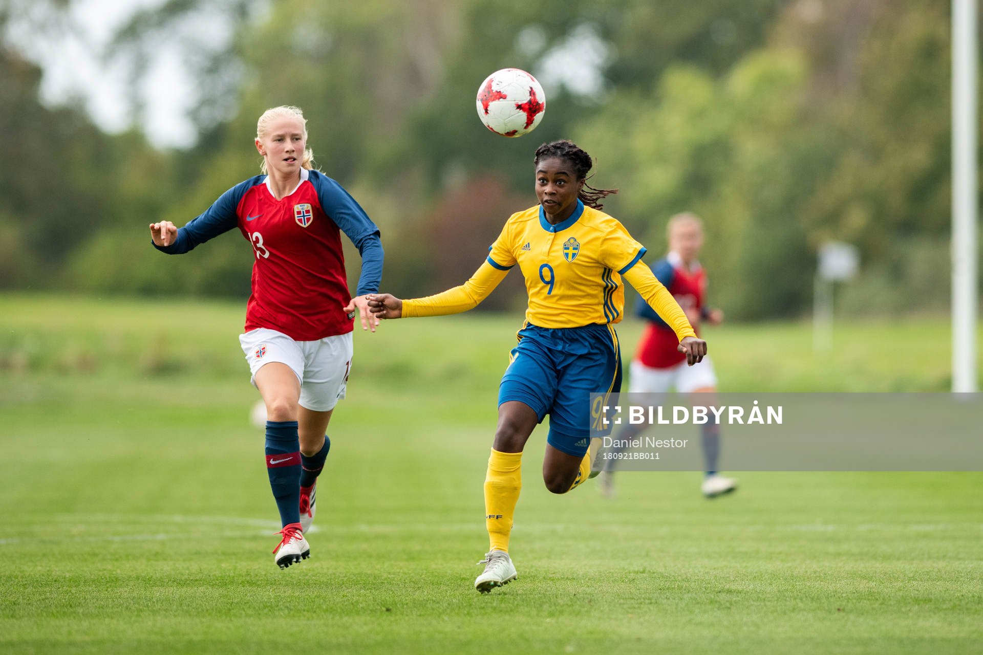 Sveriges Monica Jusu Bah i kamp om bollen med Norges Tora