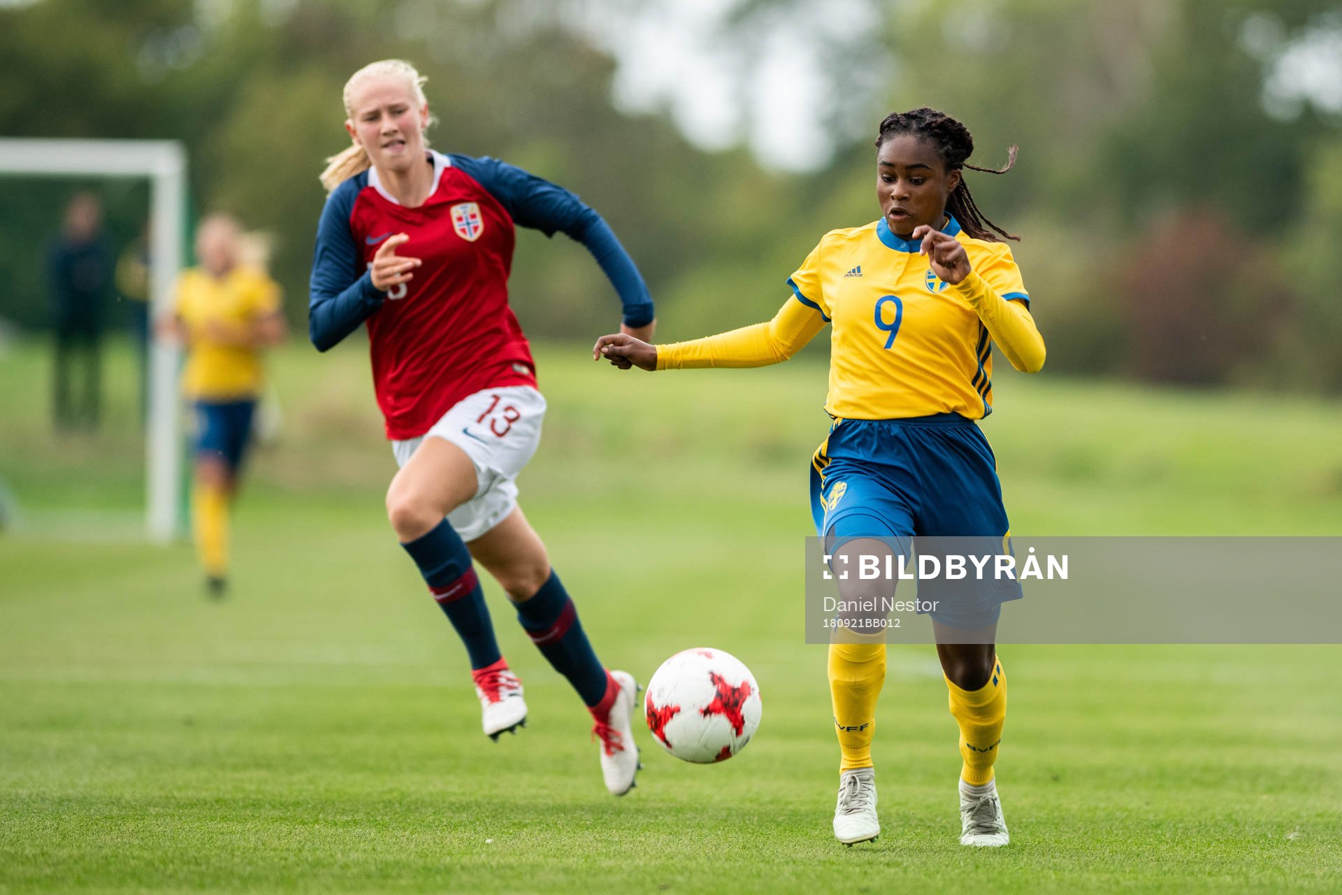 Sveriges Monica Jusu Bah i kamp om bollen med Norges Tora