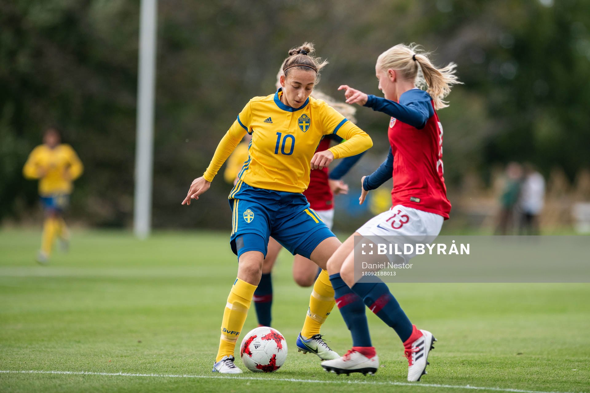 Sveriges Rusul Rosa Kafaji i kamp om bollen med Norges Tora