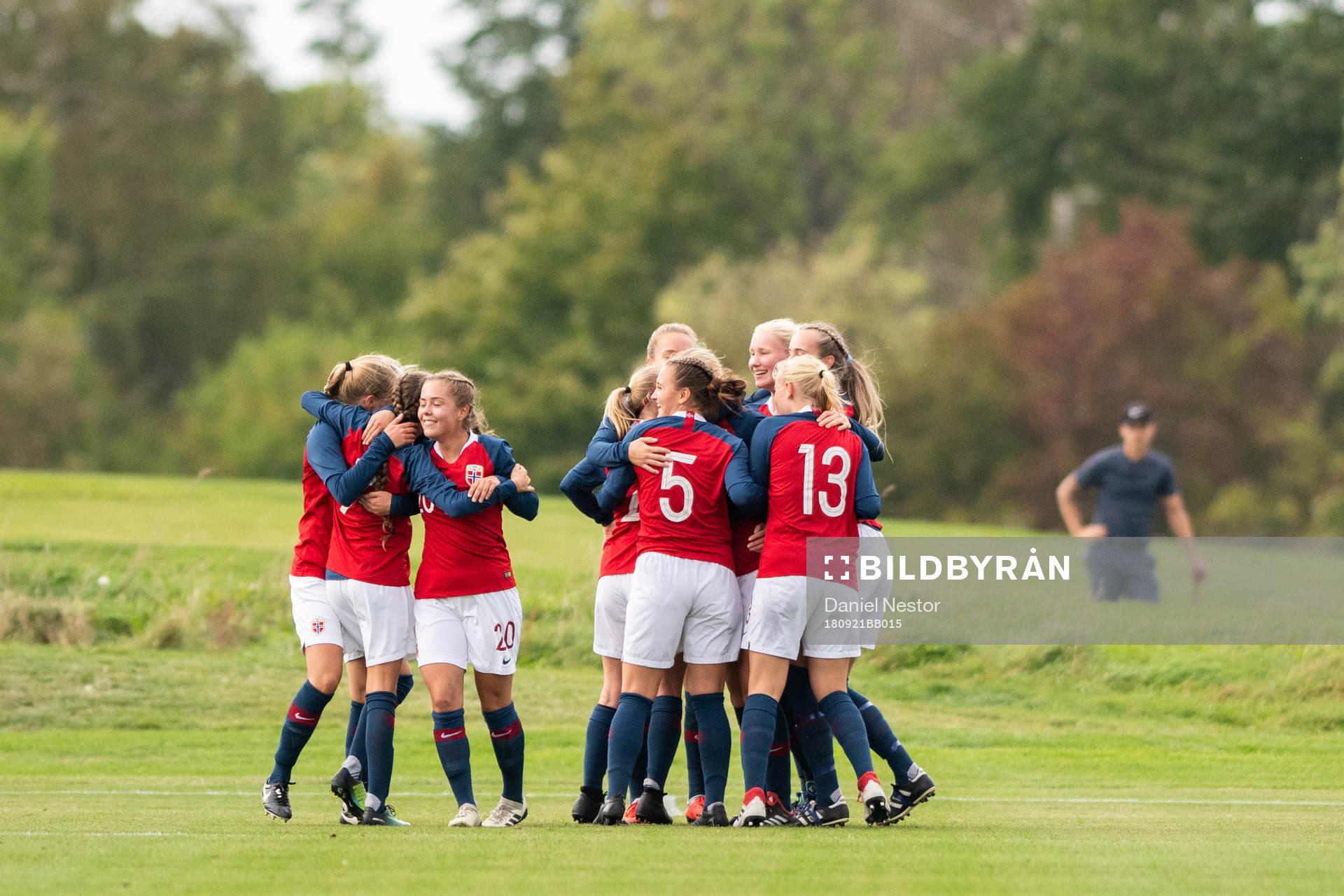 Norge spelare jublar efter att tagit ledningen med 1-0 under F15 - landskampen i fotboll mellan Sverige och Norge den 21 september 2018 i Borgholm.