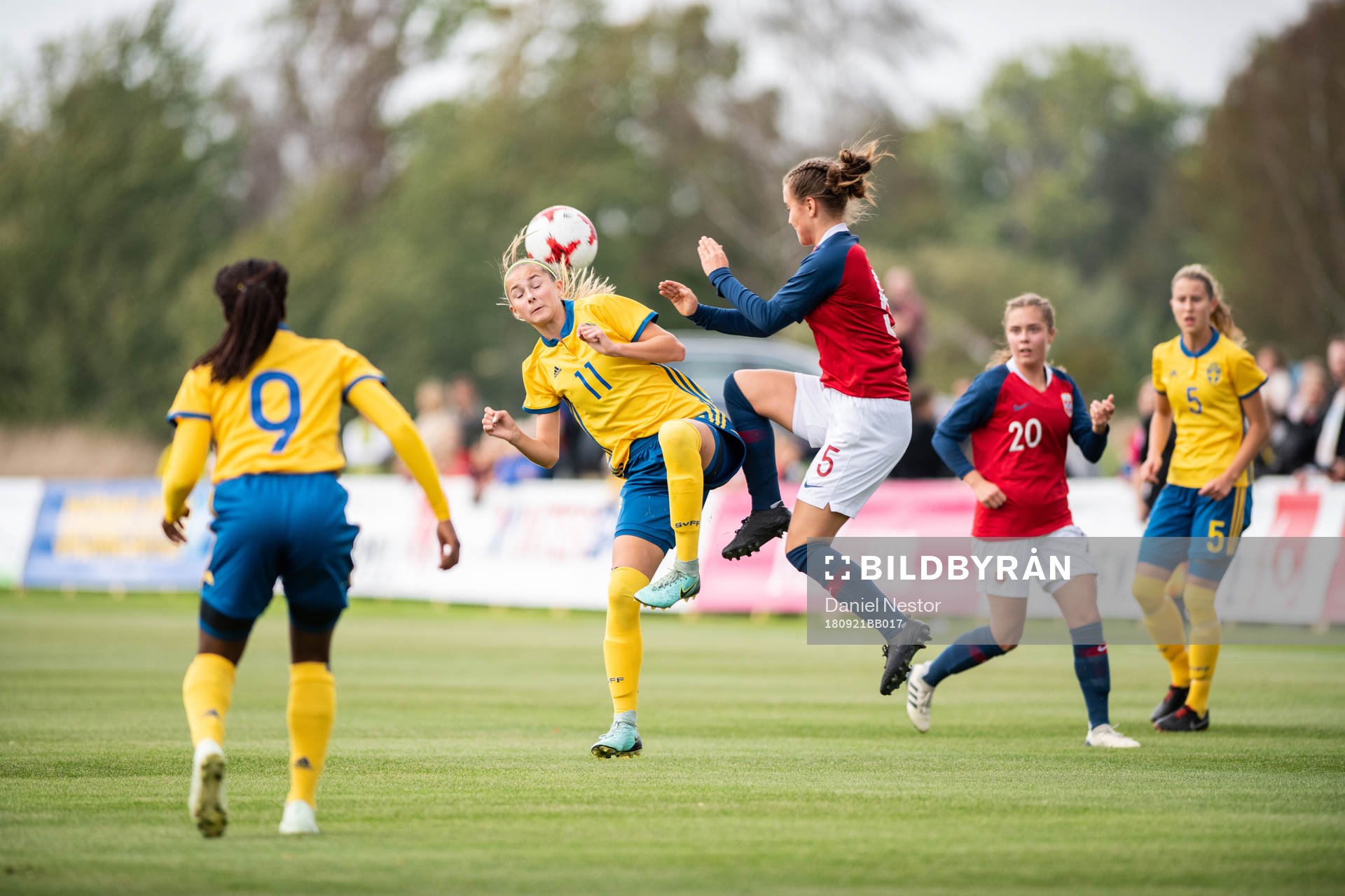 Sveriges Alice Söndergaard i kamp om bollen med Norges