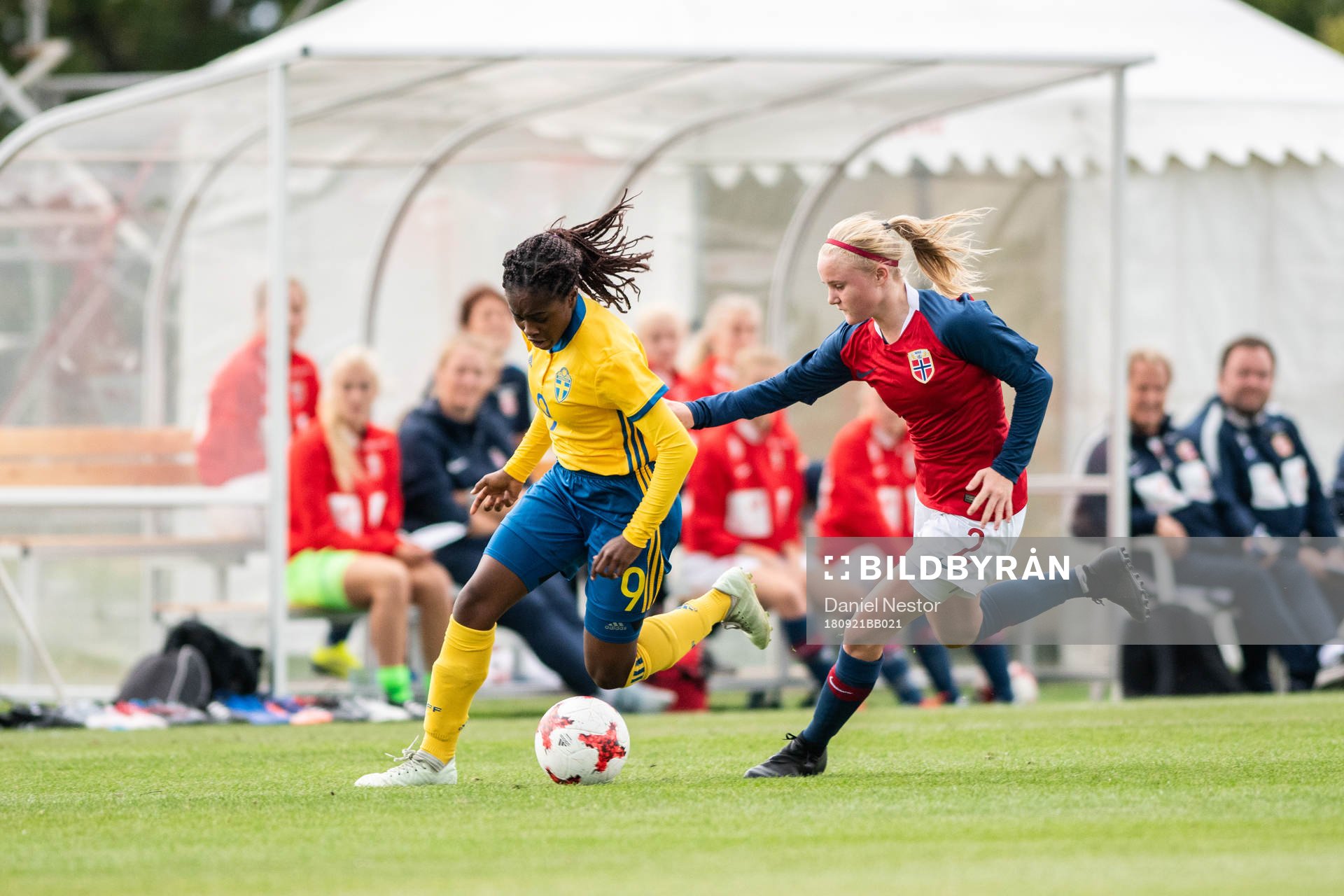 Sveriges Monica Jusu Bah i kamp om bollen med Norges Sara B