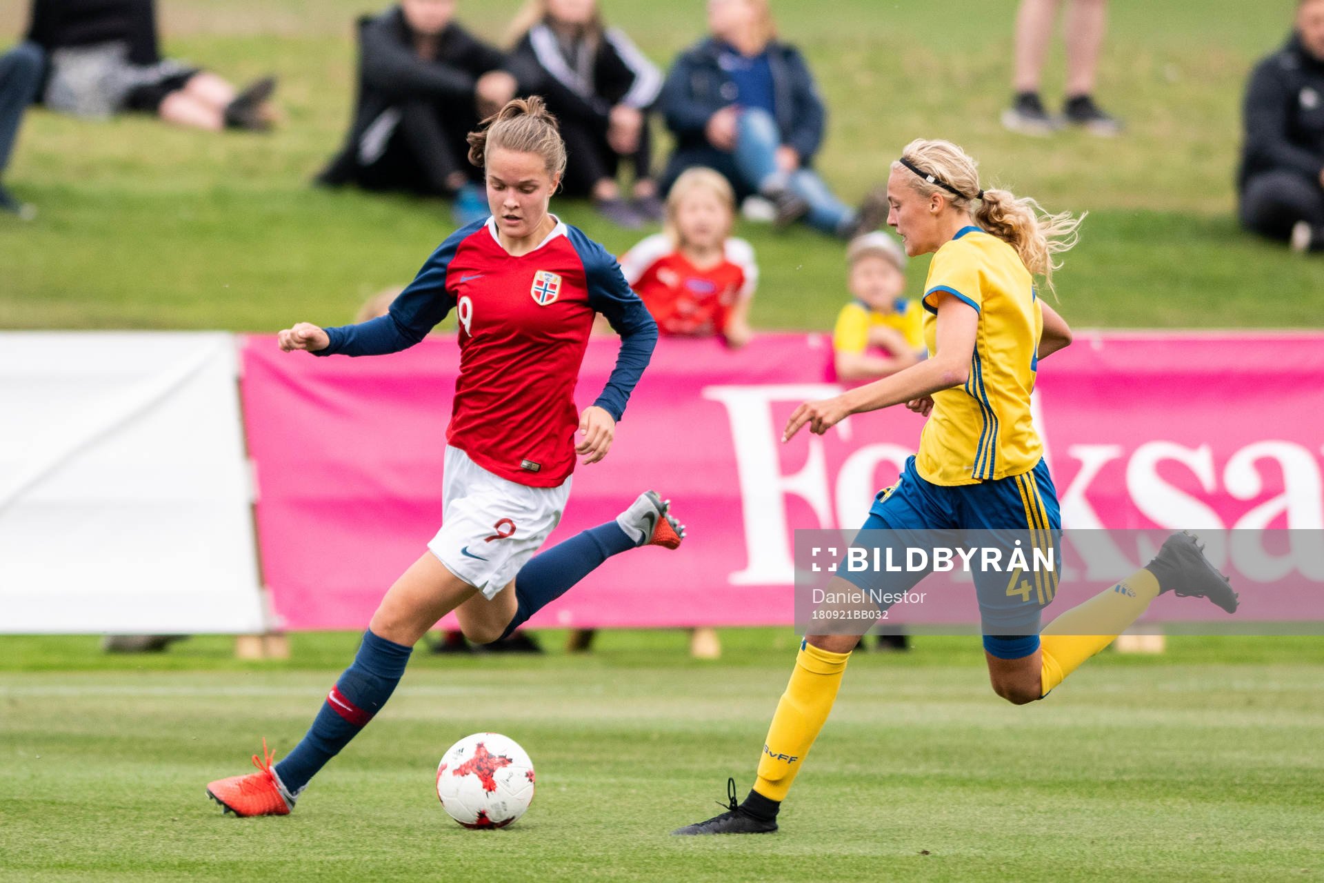 Norges Iris Omarsdottir i kamp om bollen med Sveriges Elma