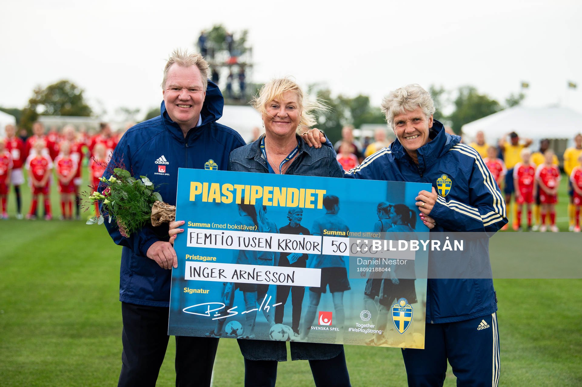 Svenska fotbollsförbundets ordförande Karl-Erik Nilsson (tv) delar tillsammans med Pia Sundhage (th) ut årets Piastipendie till Inger Arnesson (m) från Skellefteå inför F15 - landskampen i fotboll mellan Sverige och Norge den 21 september 2018 i Borgholm.