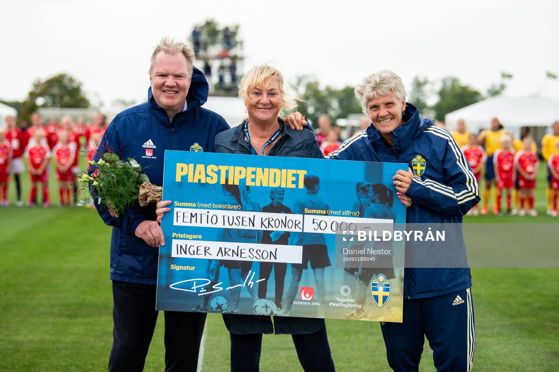 Svenska fotbollsförbundets ordförande Karl-Erik Nilsson (tv) delar tillsammans med Pia Sundhage (th) ut årets Piastipendie till Inger Arnesson (m) från Skellefteå inför F15 - landskampen i fotboll mellan Sverige och Norge den 21 september 2018 i Borgholm.