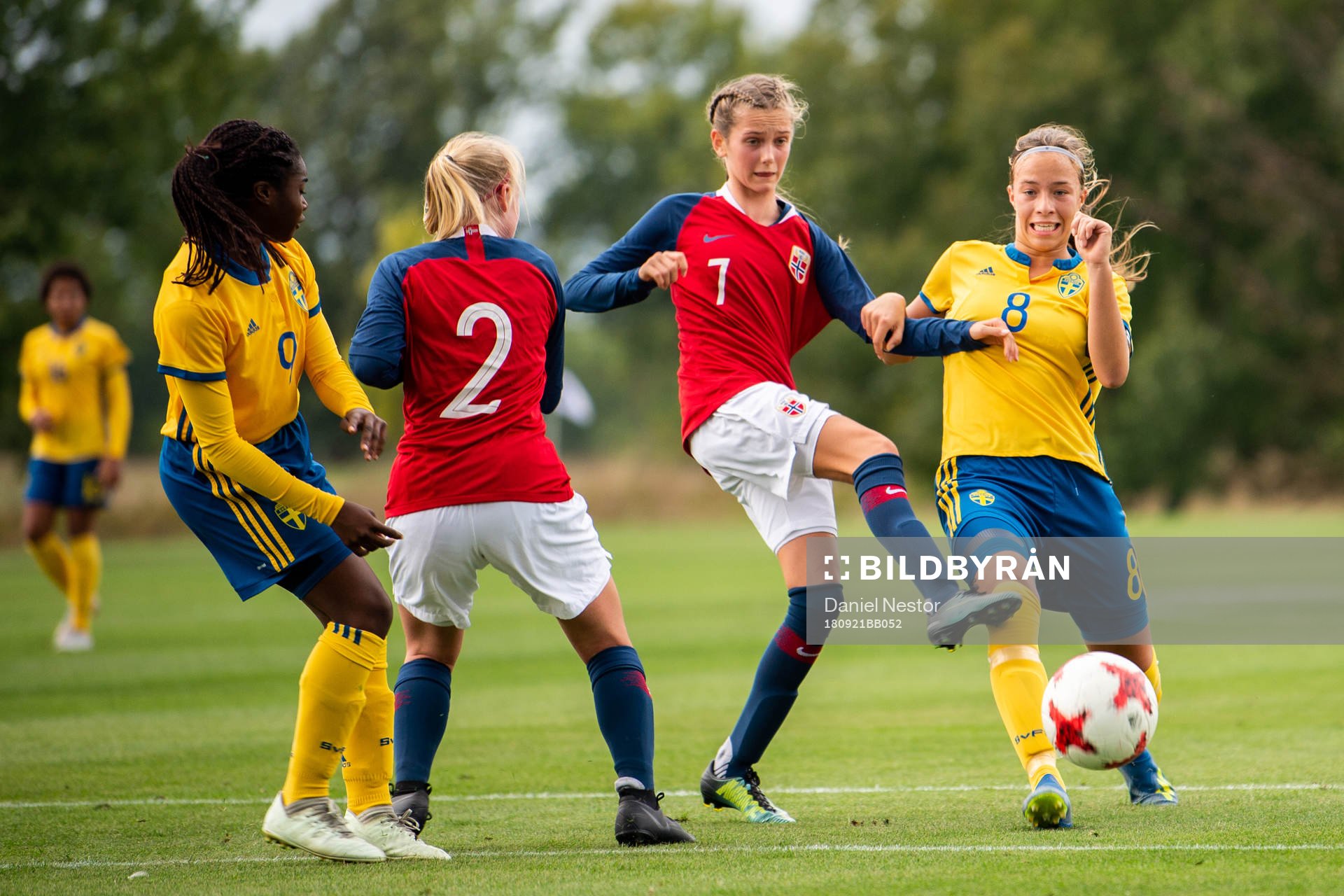 Sveriges Klara Nyberg i hård kamp om bollen med Norges