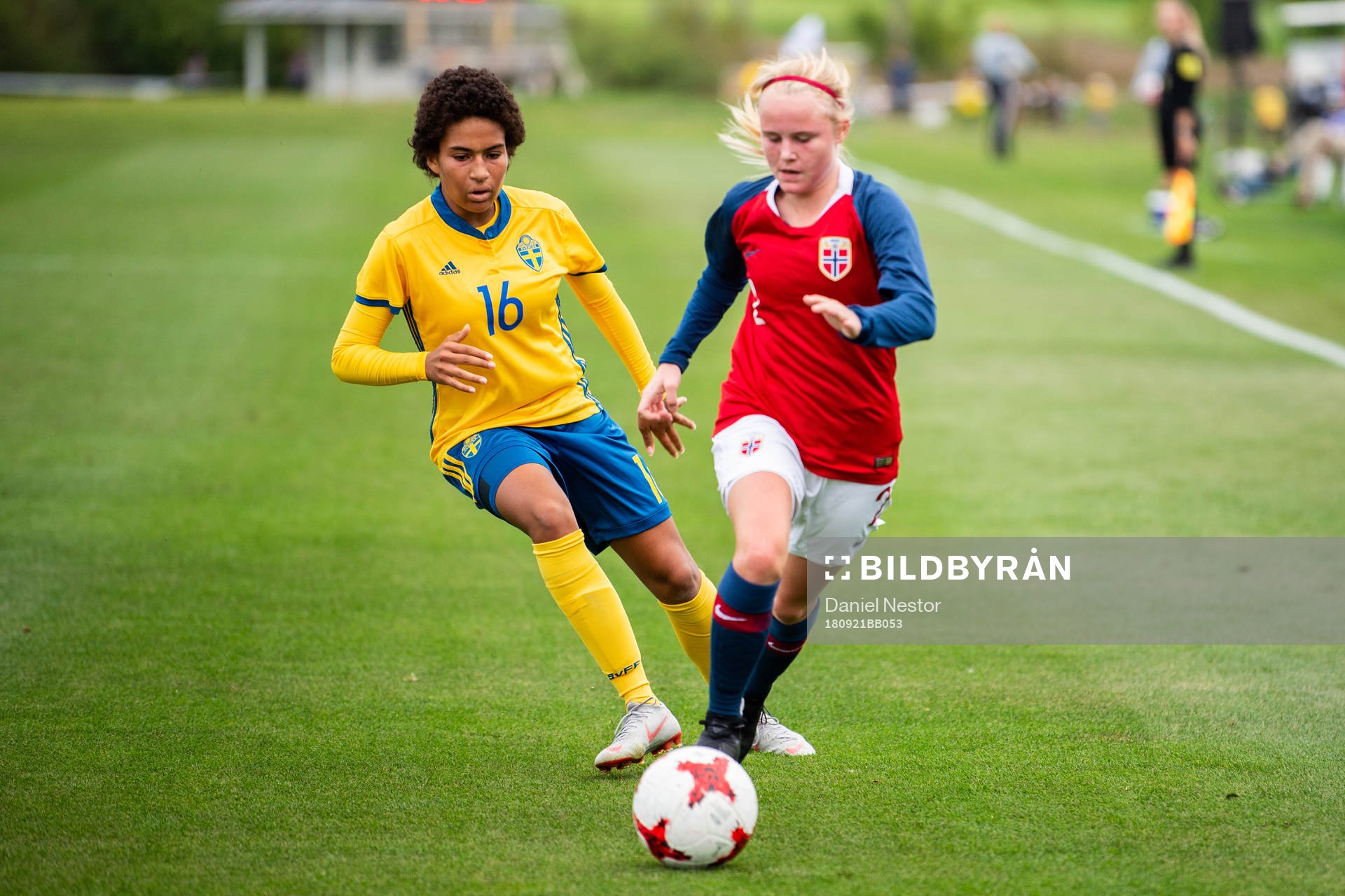 Sveriges Joséphine Nyblom Batafoé kamp om bollen med