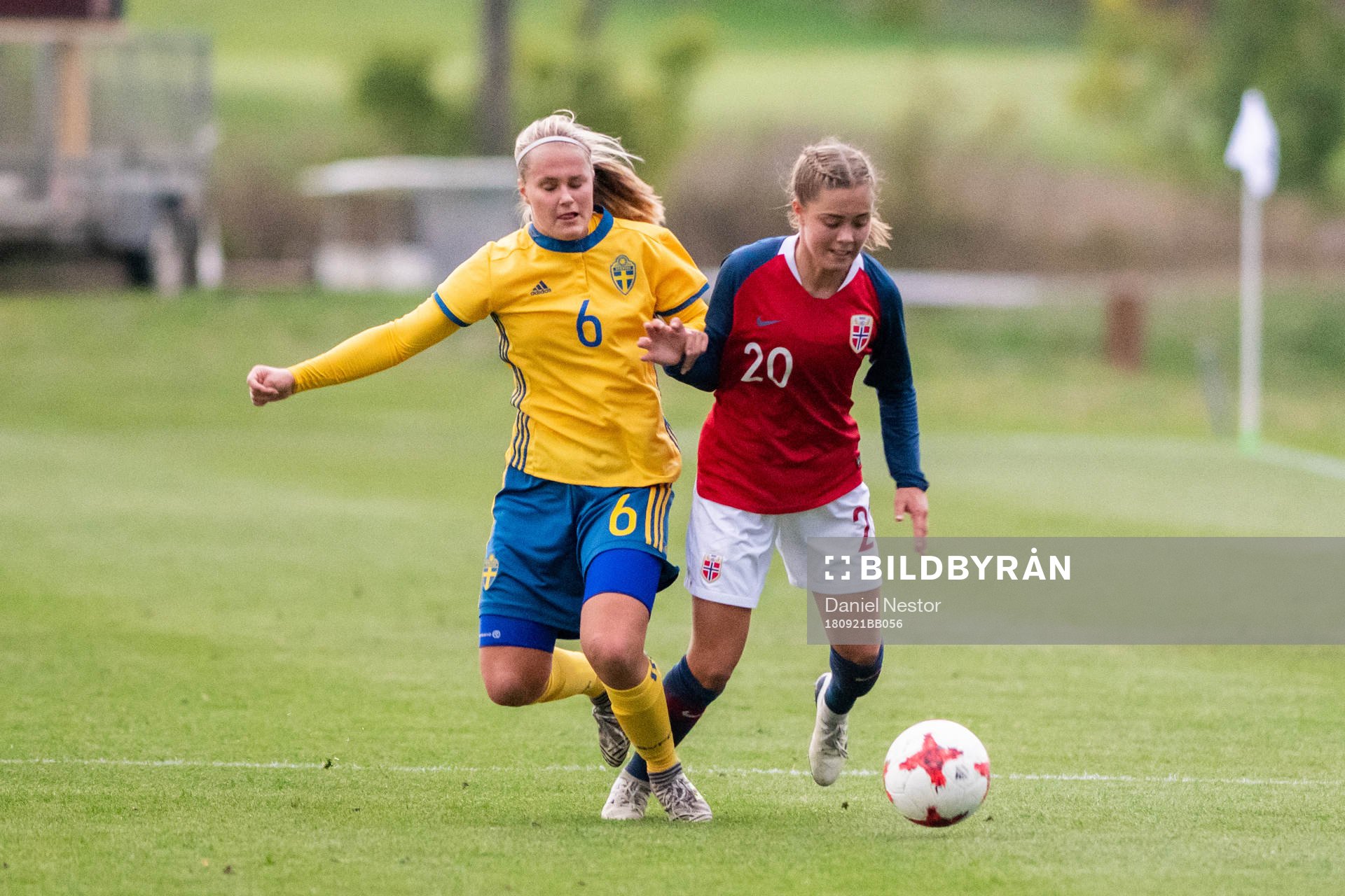 Sveriges Johanna Svedberg i kamp om bollen med Norges Sofie