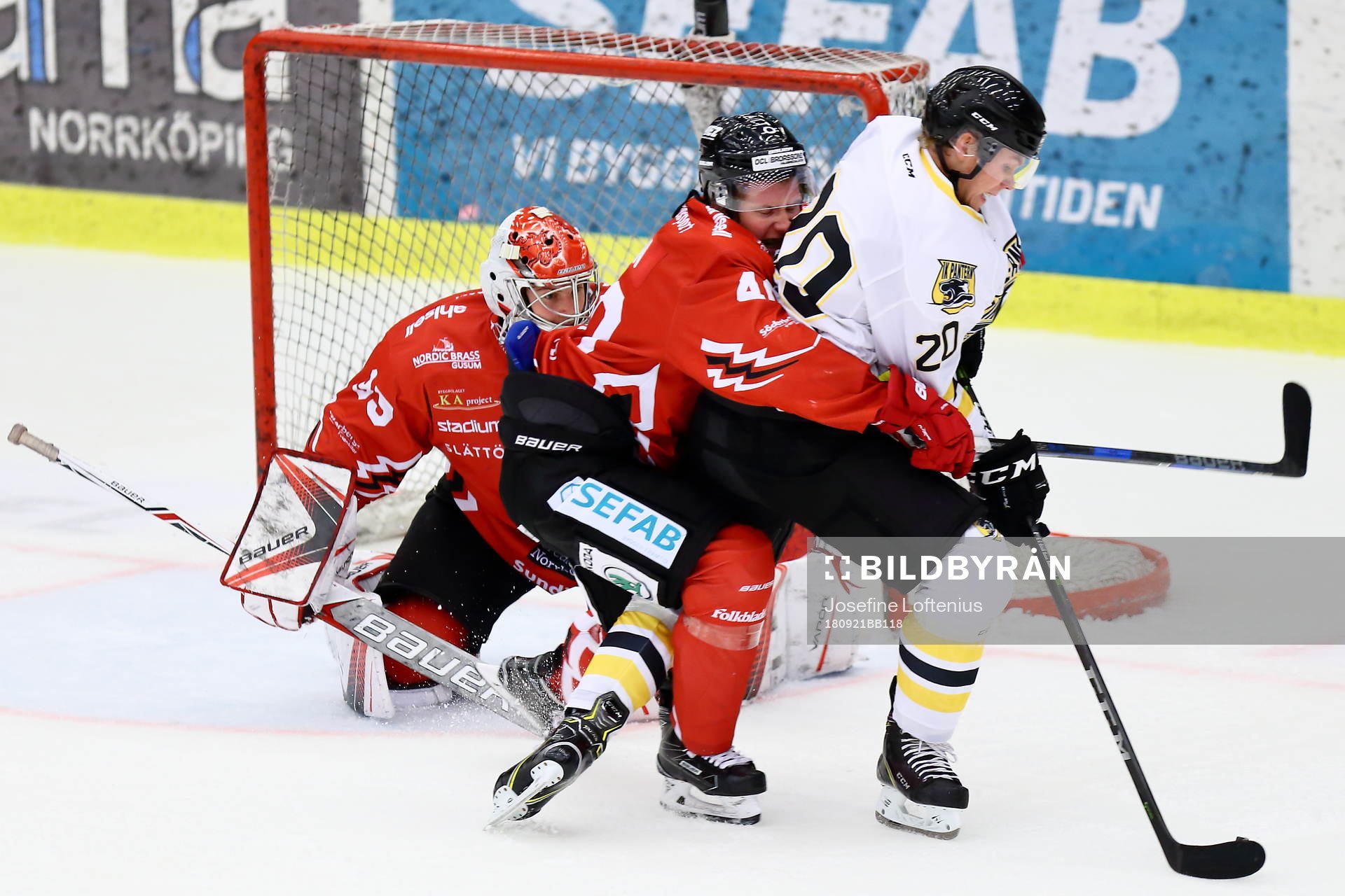 Vita Hästens Mattias Kalin försöker stoppa Panterns