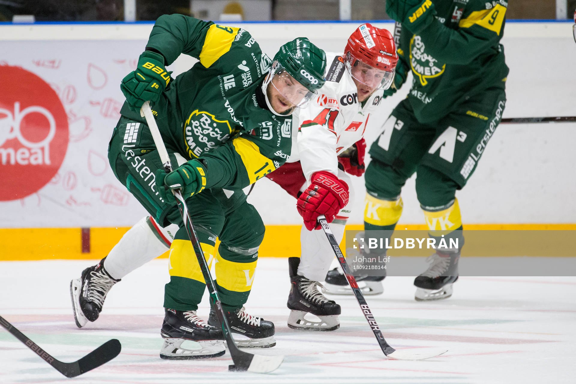 Björklövens Fredric Andersson och Modos Oscar Hedman i