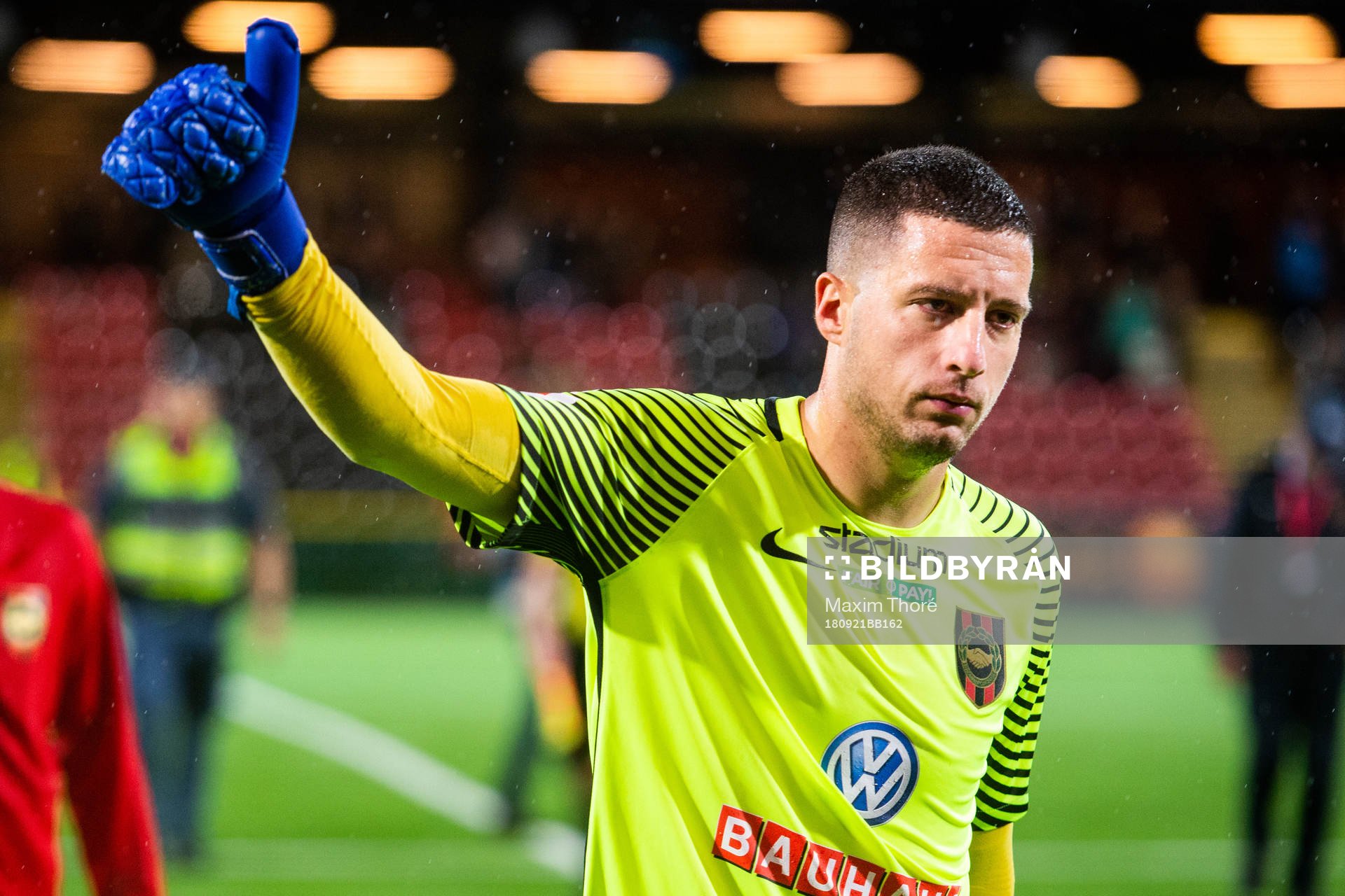 Brommapojkarnas målvakt Nikola Petric deppar
