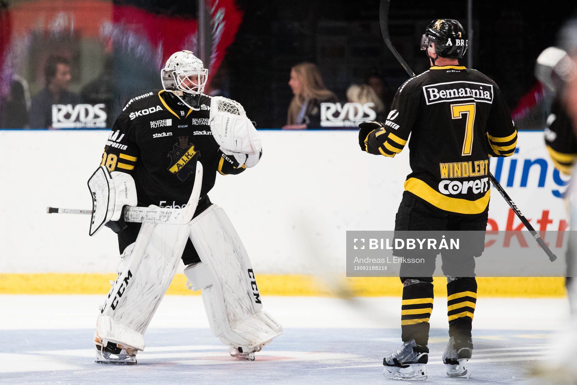 s målvakt Johannes Jönsson och Filip Windlert jublar