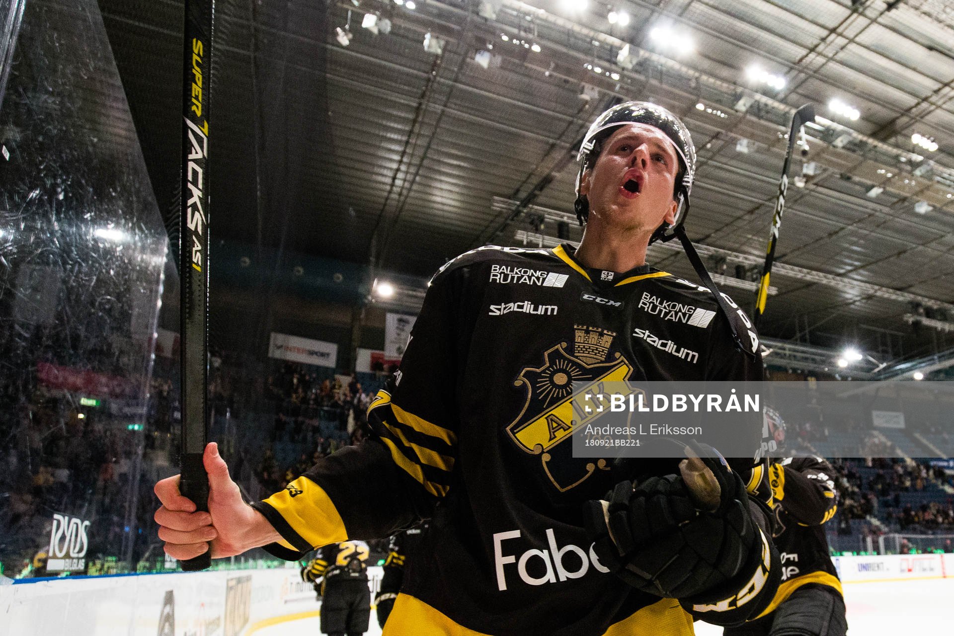 s Filip Windlert tackar publiken