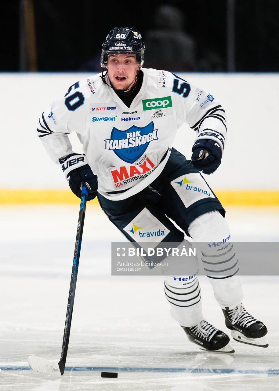 Karlskogas Viktor Lang med pucken