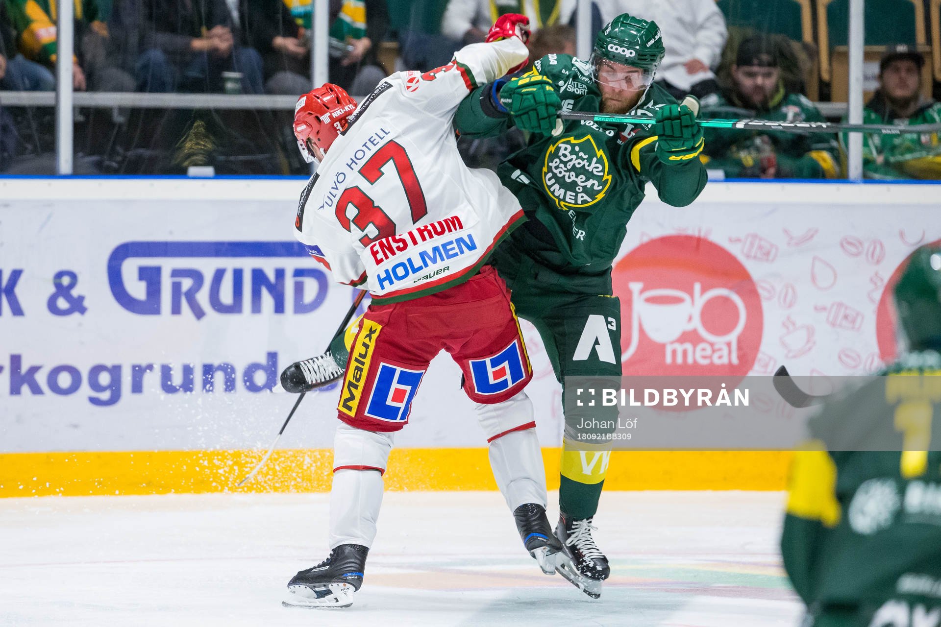 Modos Tobias Enström tacklar Björklövens Alexander