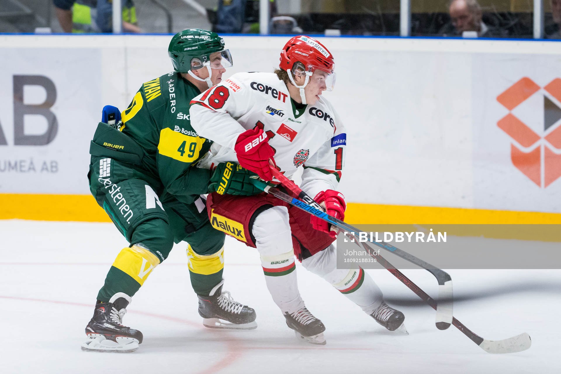 Björklövens Simon Backman och Modos Lukas Wernblom i kamp