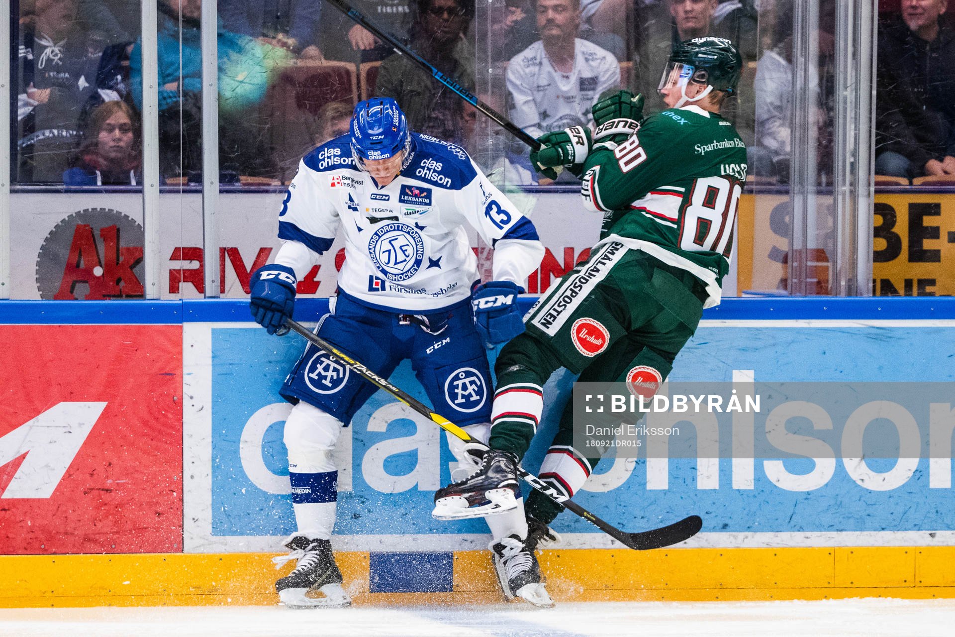 Leksands Jon Knuts och Tingsryds Oscar Holst i kamp om