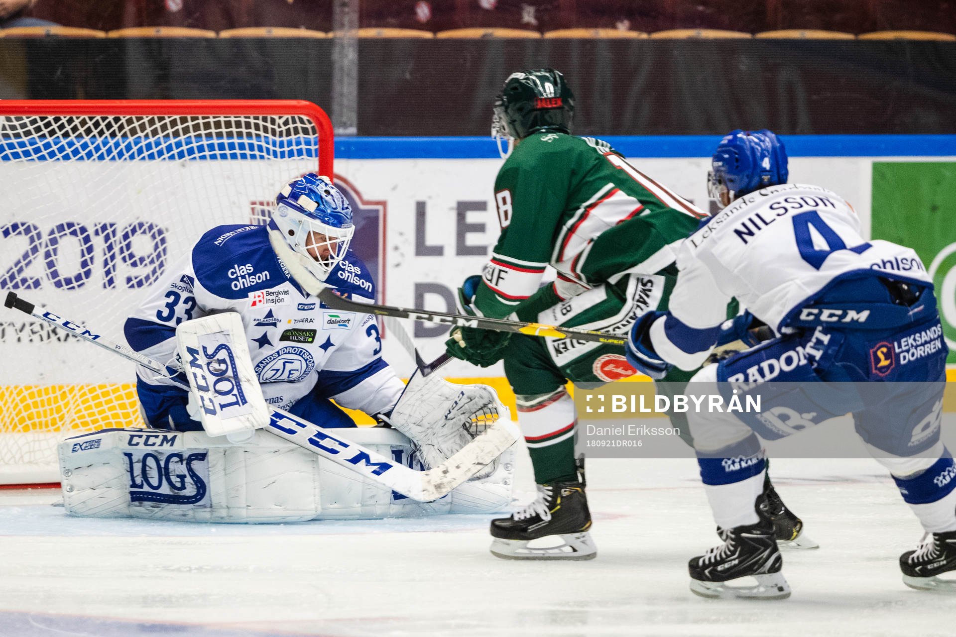 Leksands målvakt Axel Brage utmanas av Tingsryds Max Novak