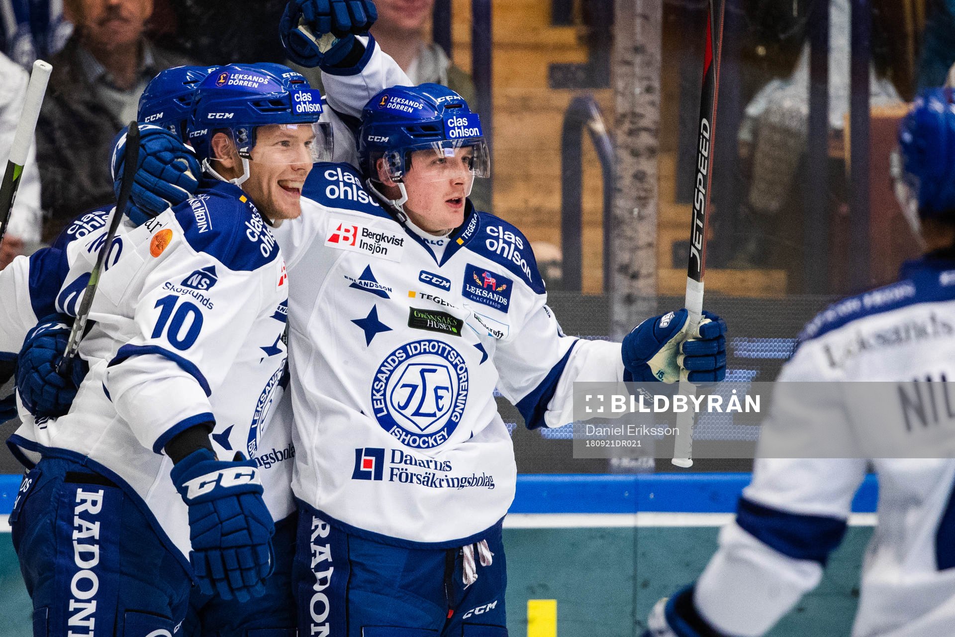 Leksands målskytt Tor Immo och Johan Porsberger jublar