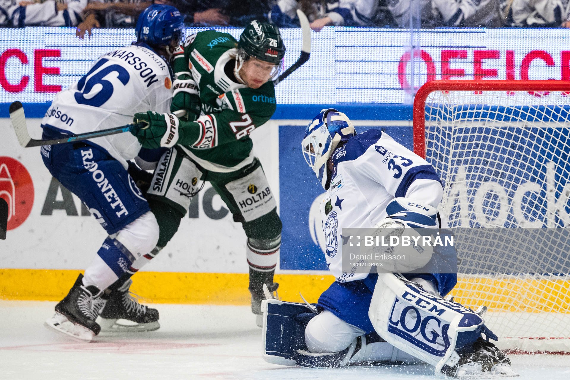 Tingsryds Kim Tallberg med läge framför Leksands målvakt