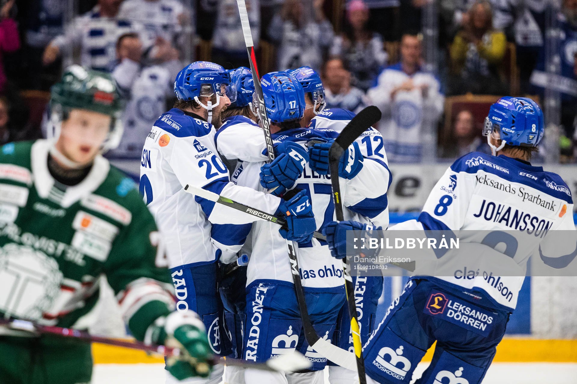 Leksands Wilde Bröms  jublar med lagkamrater Mattias