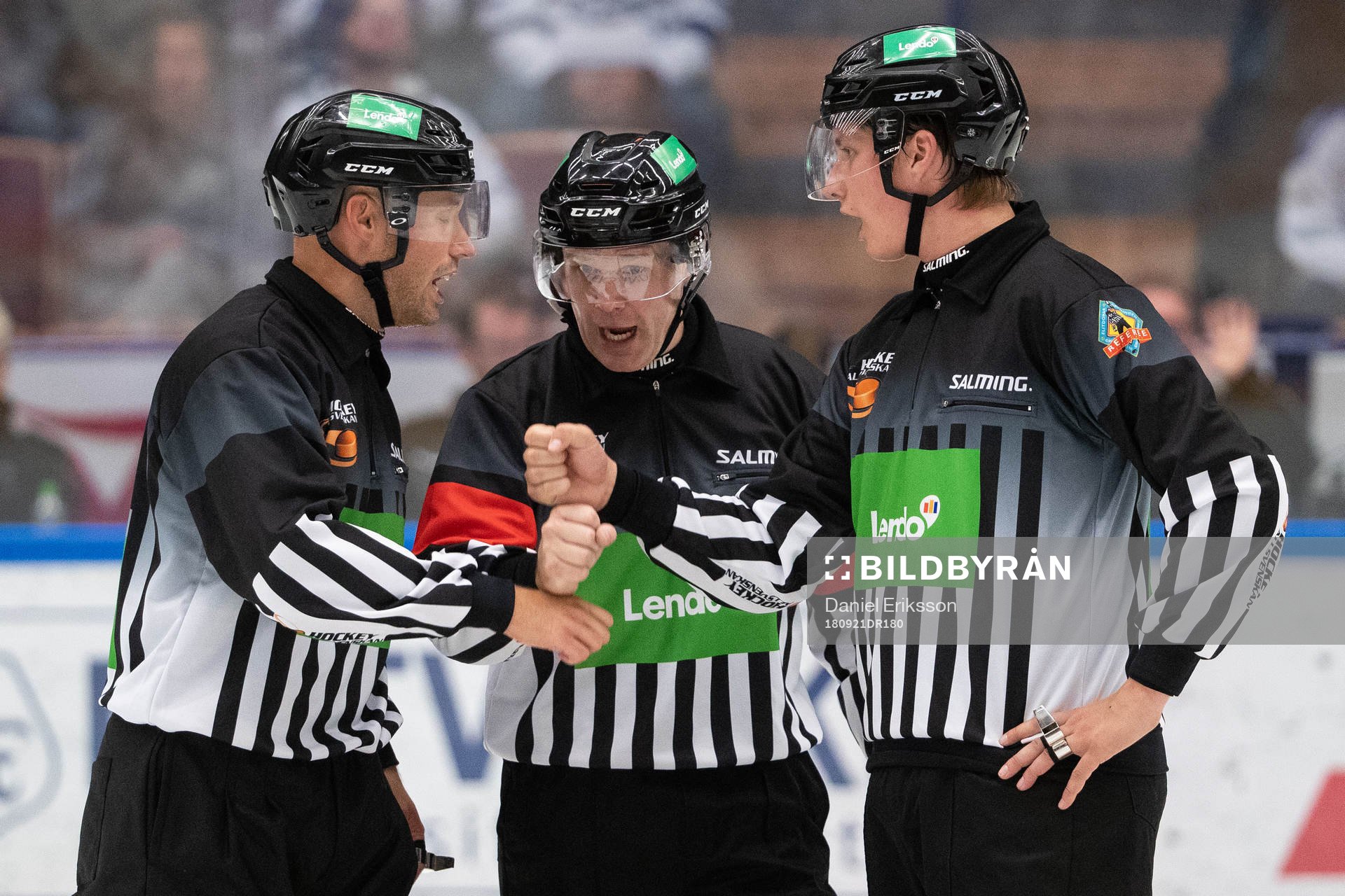 Linjedomare Rasmus Strömberg och Andreas Lundin och