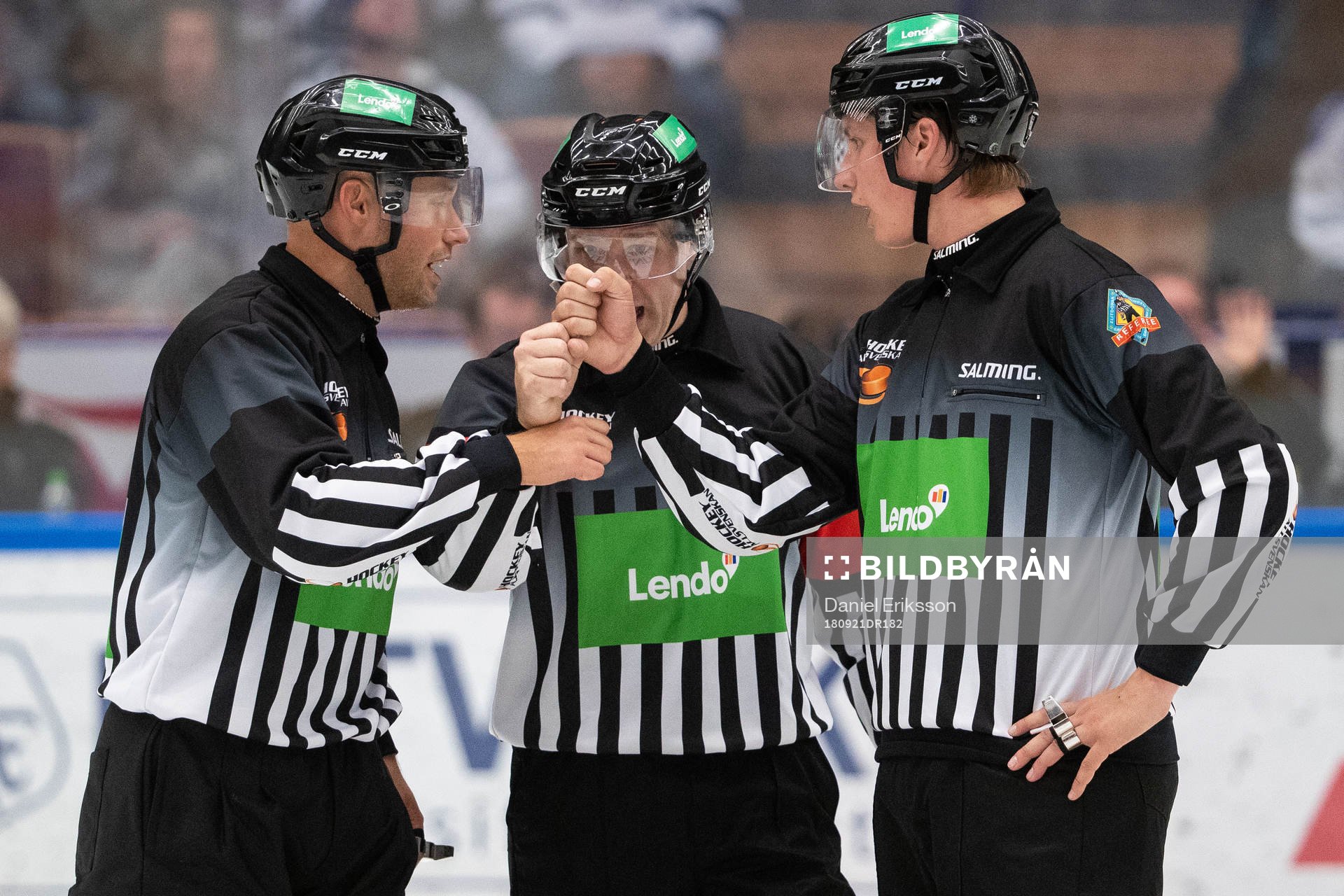 Linjedomare Rasmus Strömberg och Andreas Lundin och