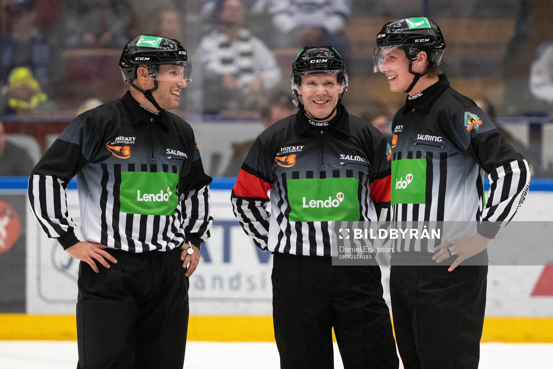Linjedomare Rasmus Strömberg och Andreas Lundin och