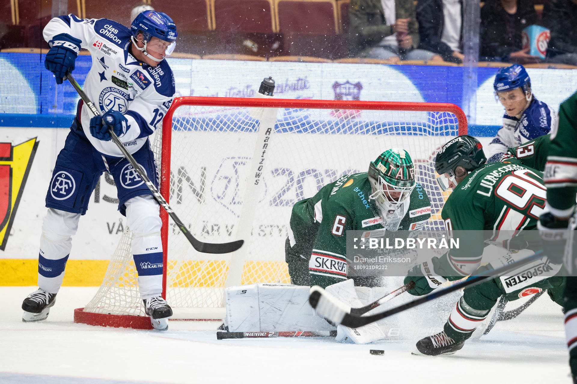 Leksands Wilde Bröms  framför Tingsryds målvakt Tex