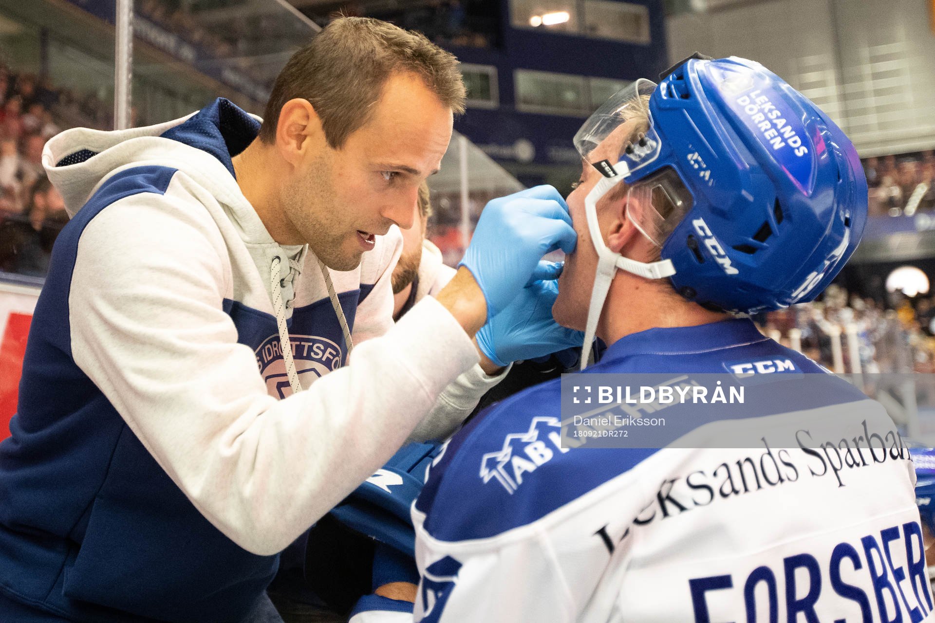 Leksands Tobias Forsberg  ses över av Enrico Mansfeld