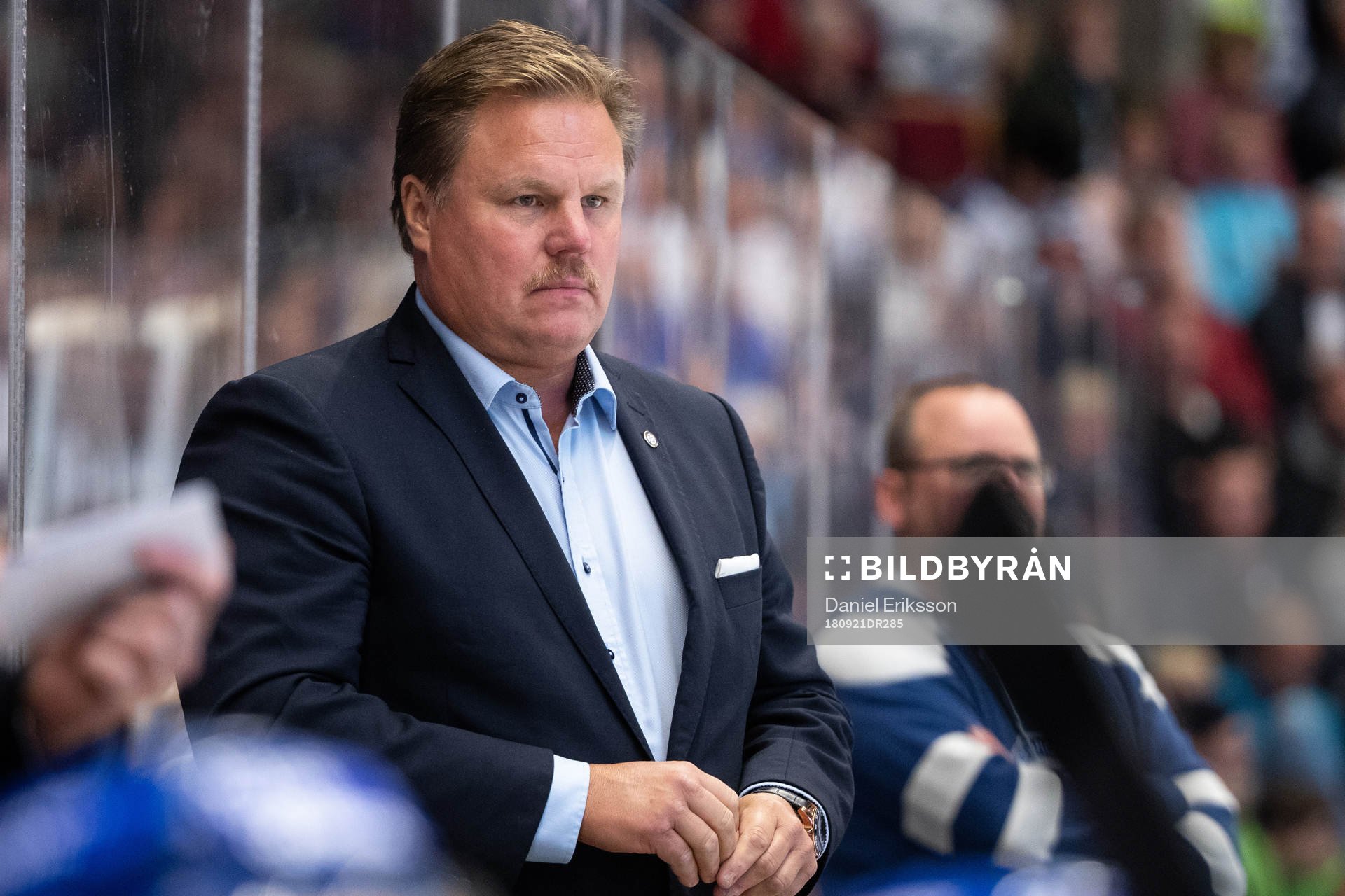 Leksands tränare Leif Carlsson   i ishockeymatchen i