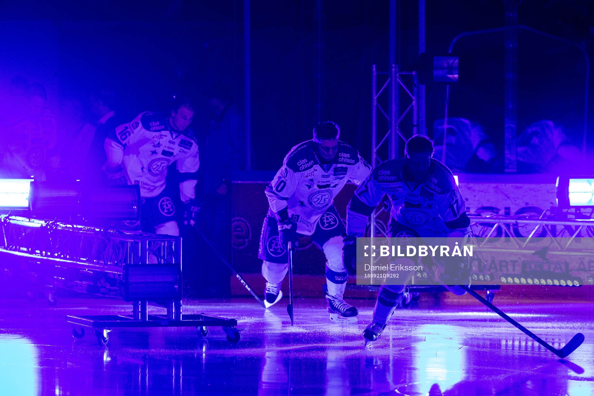 Leksands Jesper Ollas gör entre i ishockeymatchen i