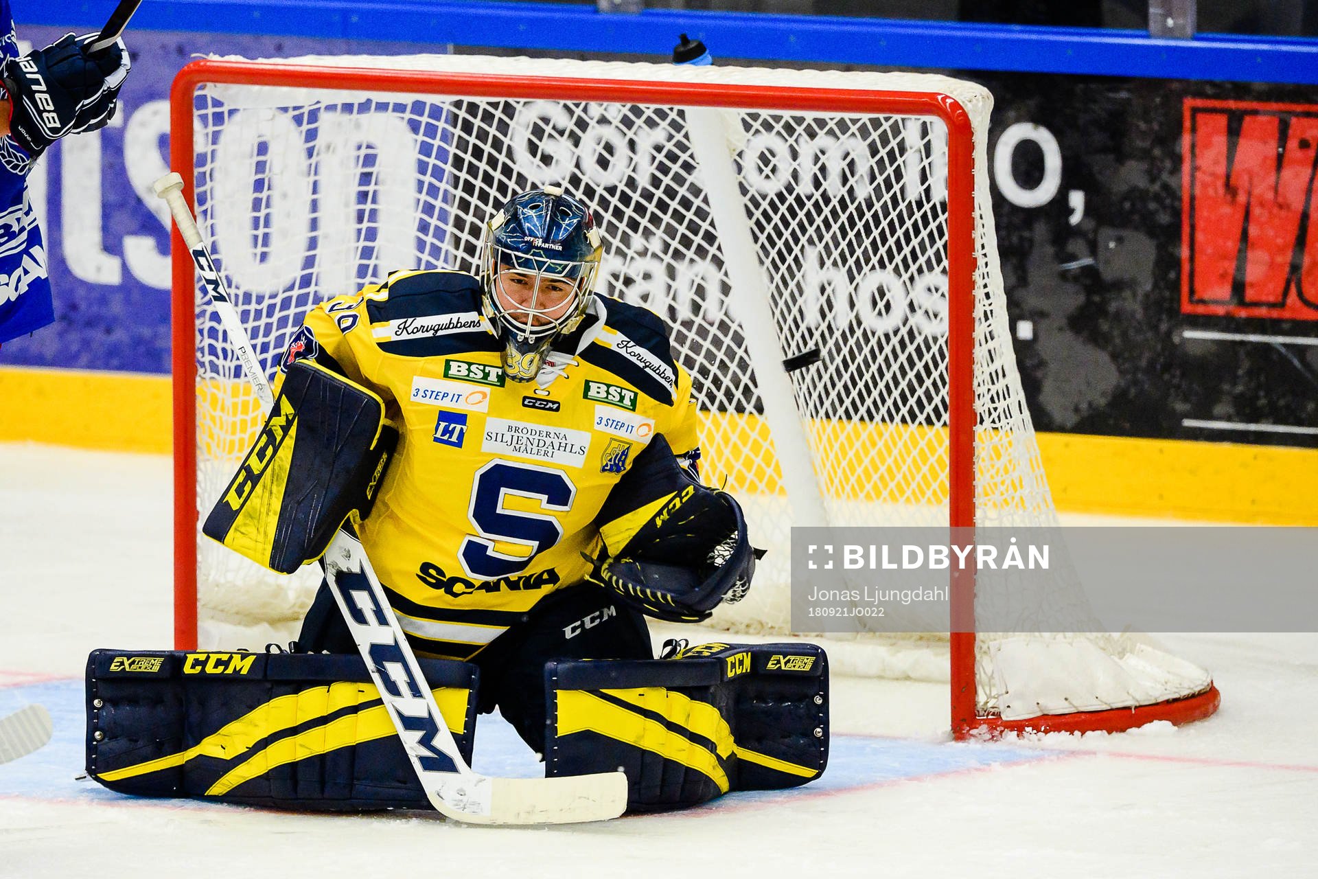 Oskarshamns Victor Öhman (ej i bild) skjuter pucken i mål