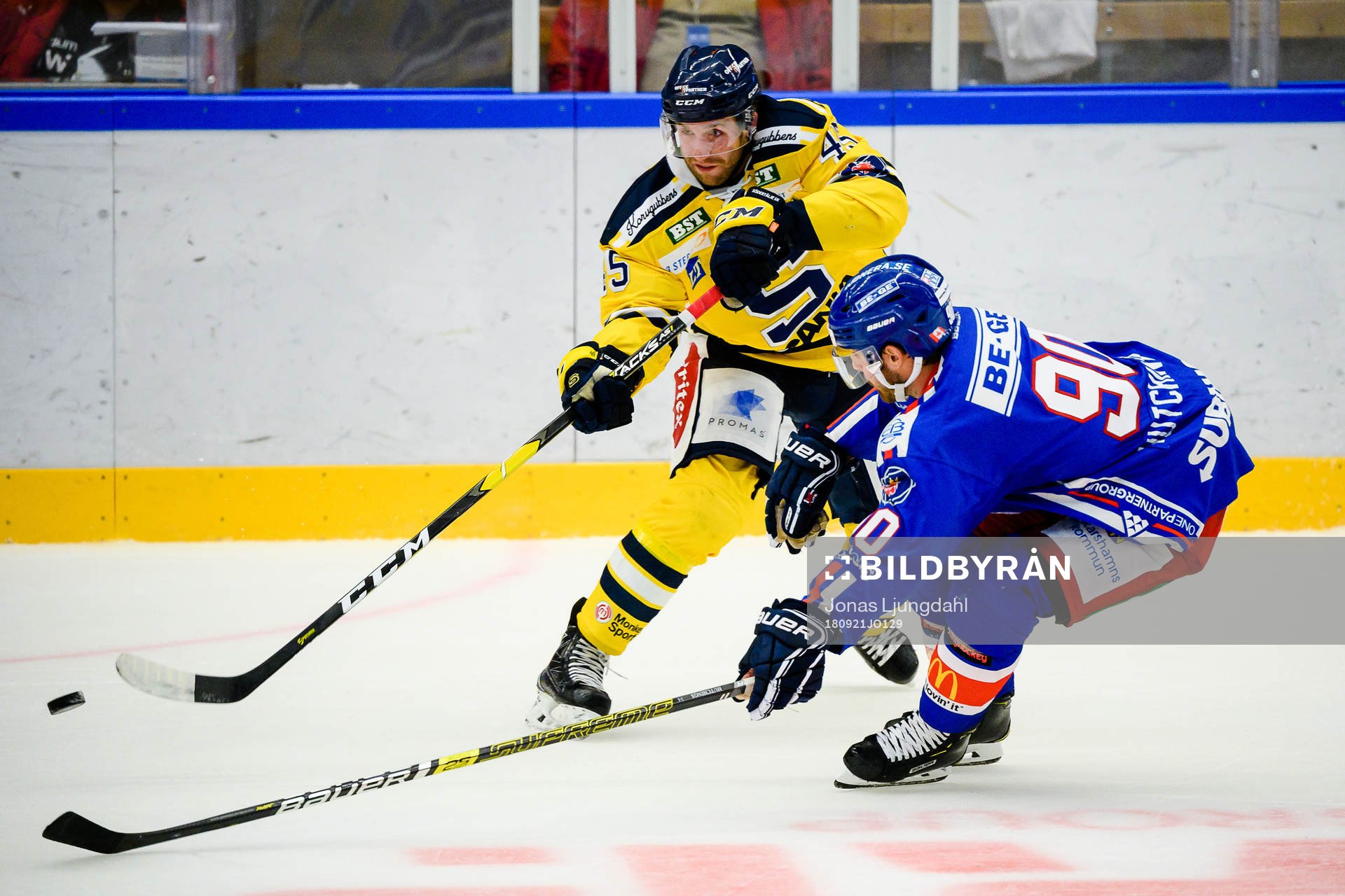 Södertäljes Sebastian Dyk jagas av Oskarshamns Alex