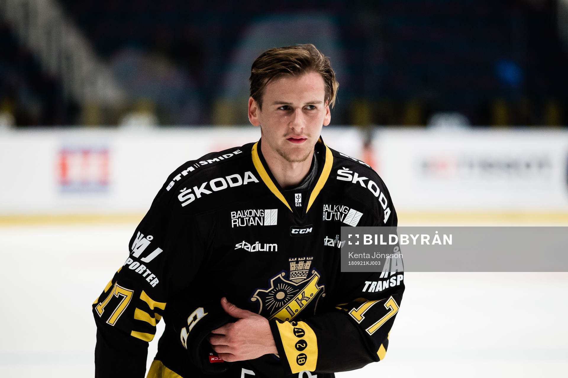 s Simon Fernholm innan ishockeymatchen i Hockeyallsvenskan
