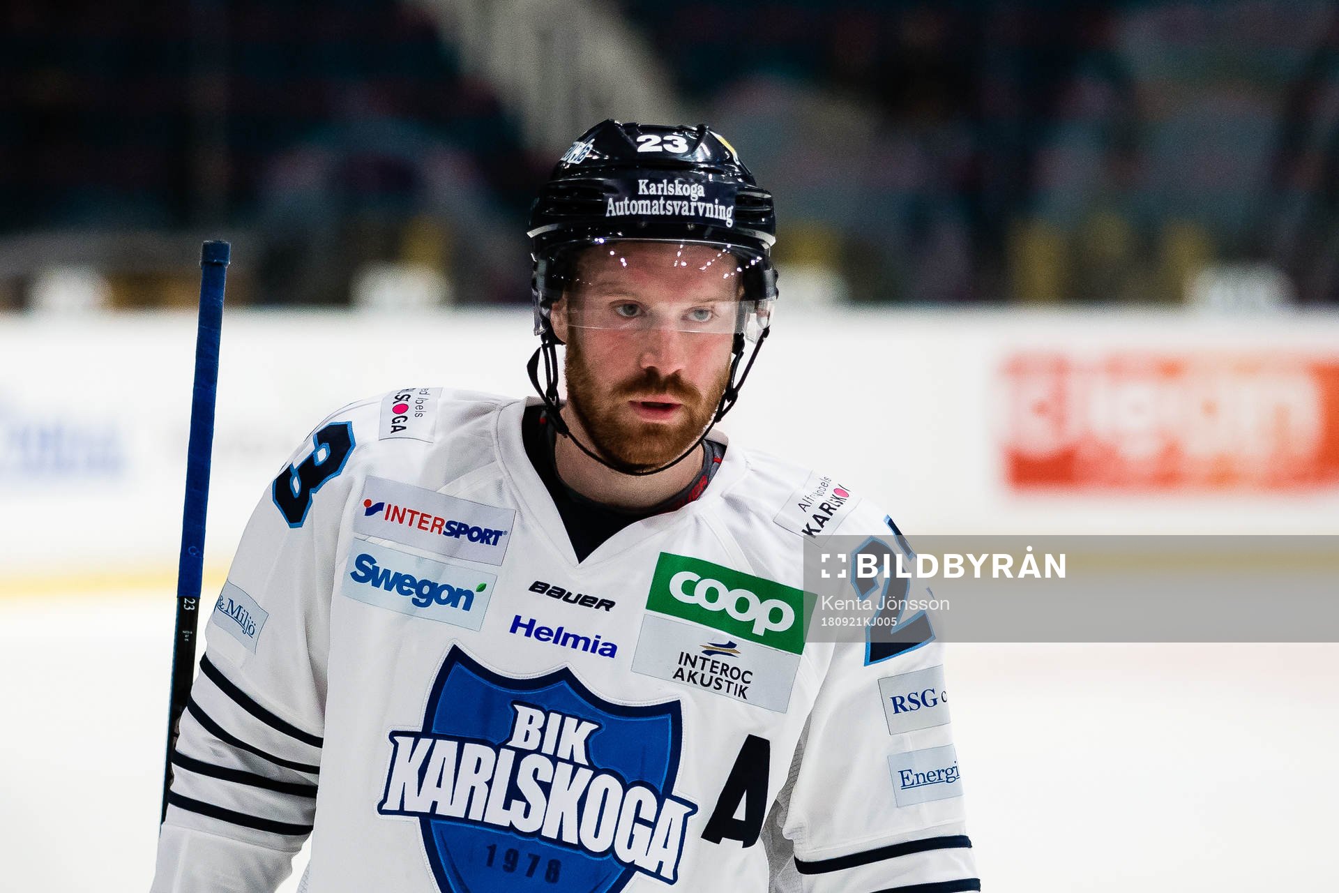 Karlskogas Fredrik Höggren innan ishockeymatchen i