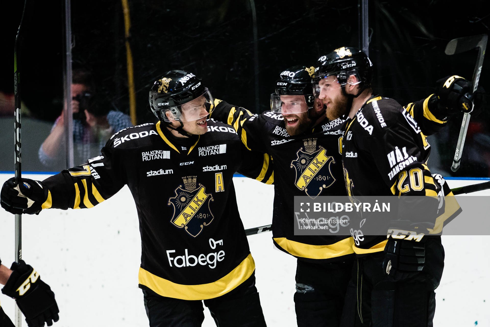 s Sam Marklund (h) jublar med Christian Sandberg och Eric