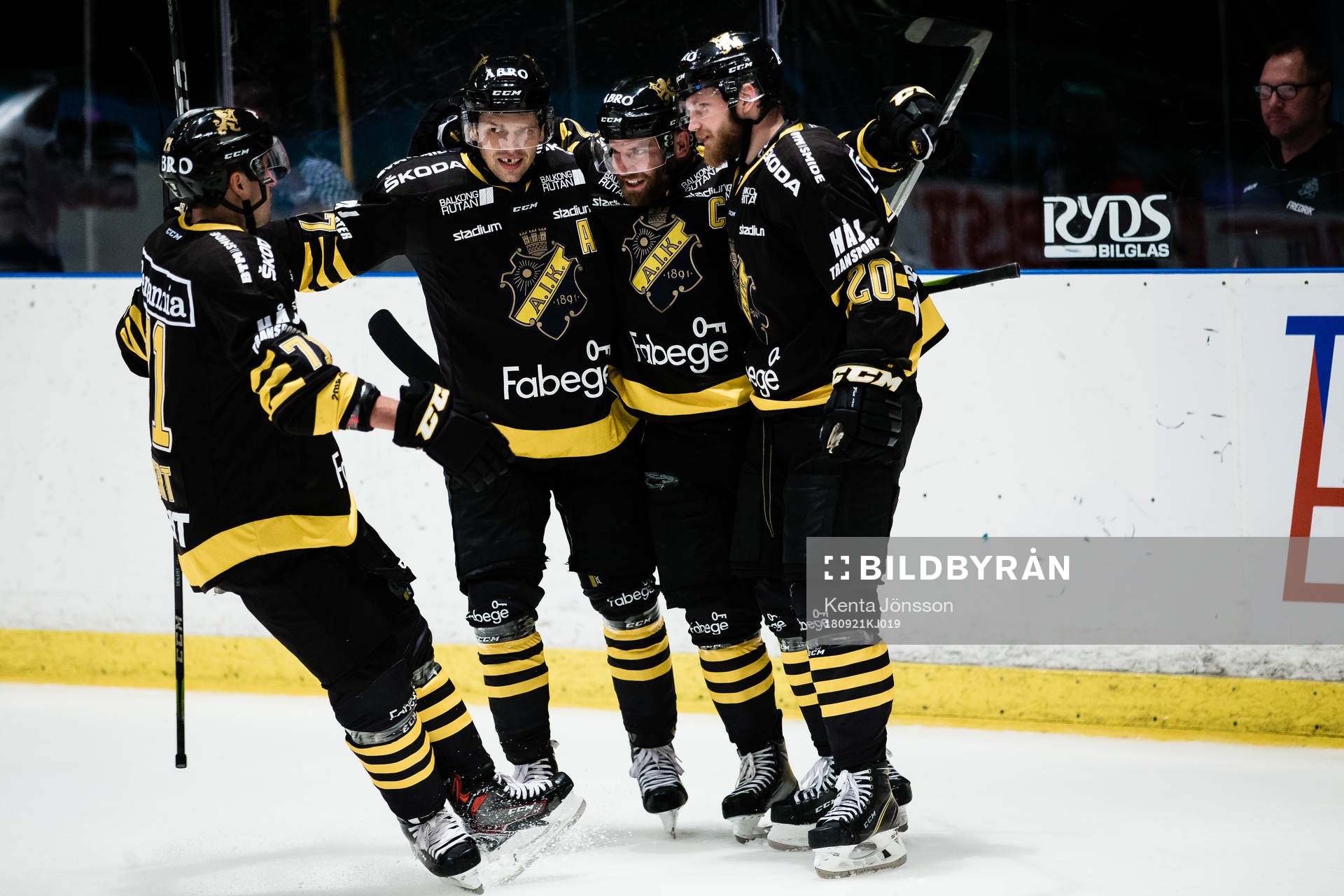 s Sam Marklund jublar med Christian Sandberg , Eric