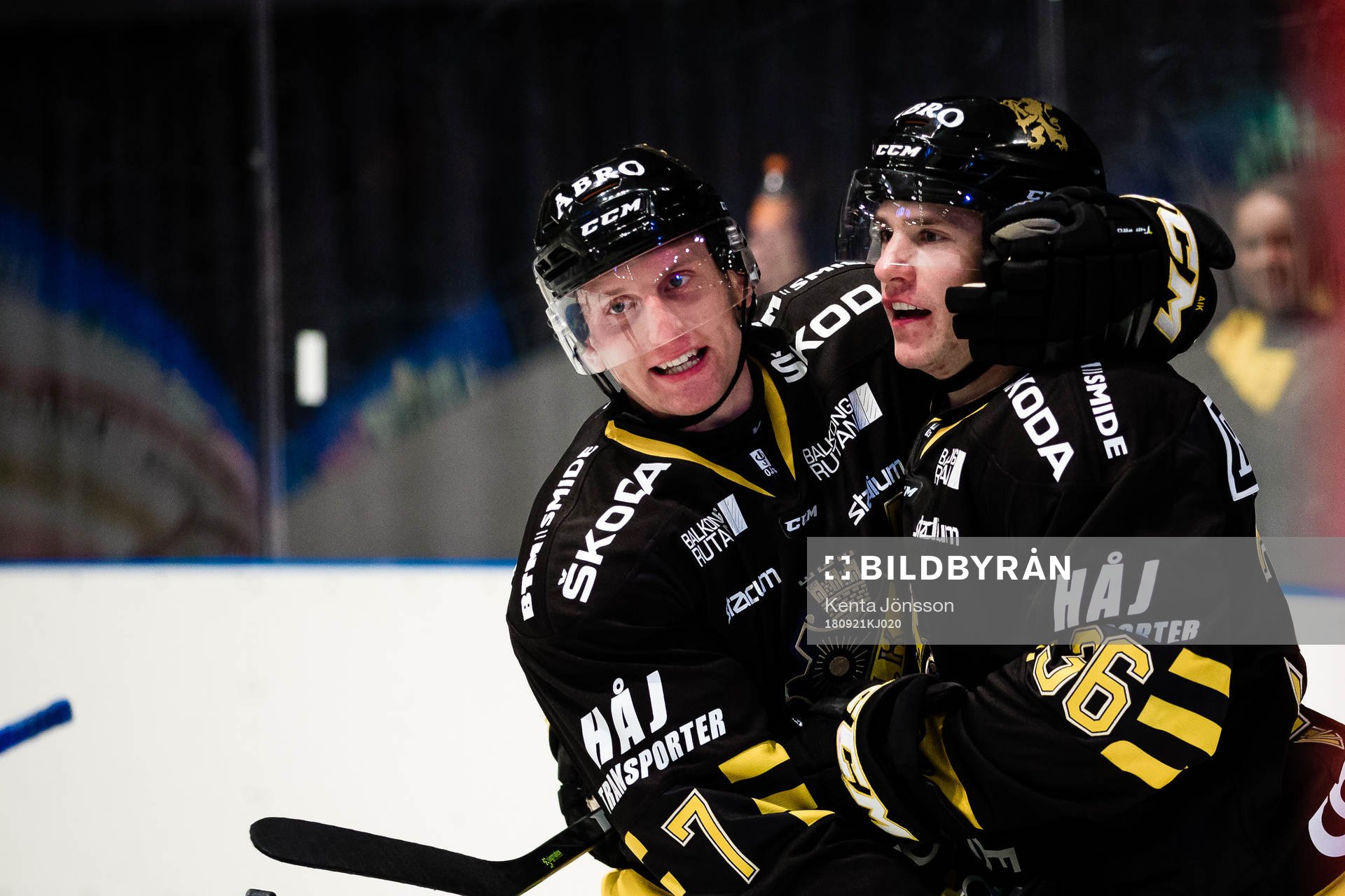s Anton Holm jublar med Filip Windlert