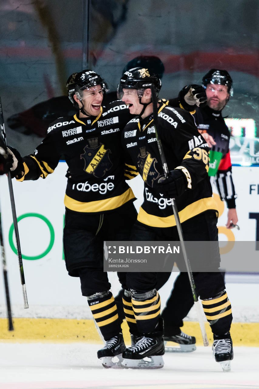 s Fredric Weigel jublar med Anton Holm